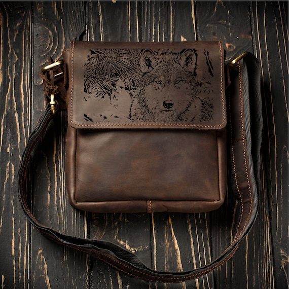 An application scenario or product detail of custom leather bags for men - Image 13