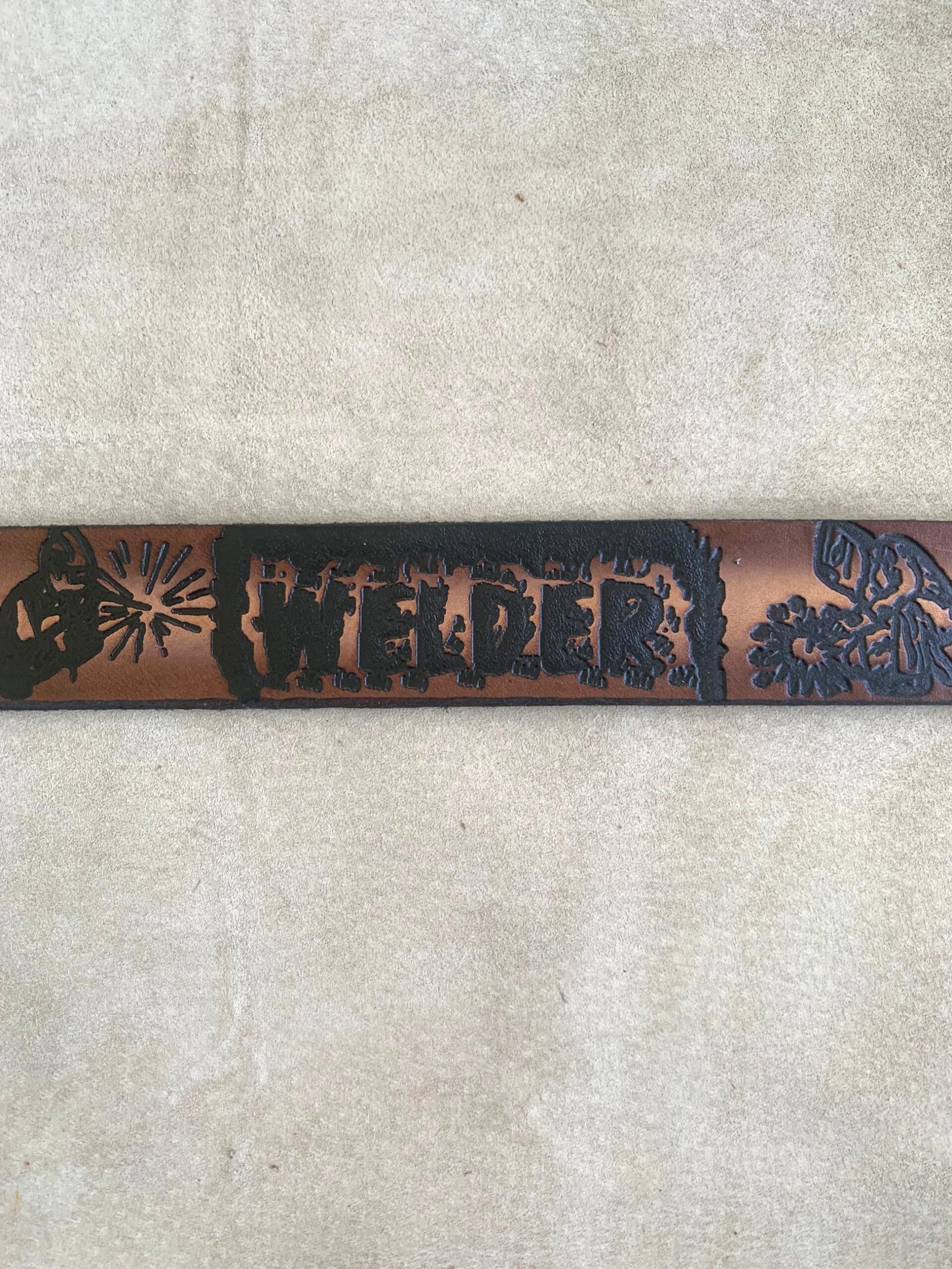 An application scenario or product detail of custom leather belts - Image 18