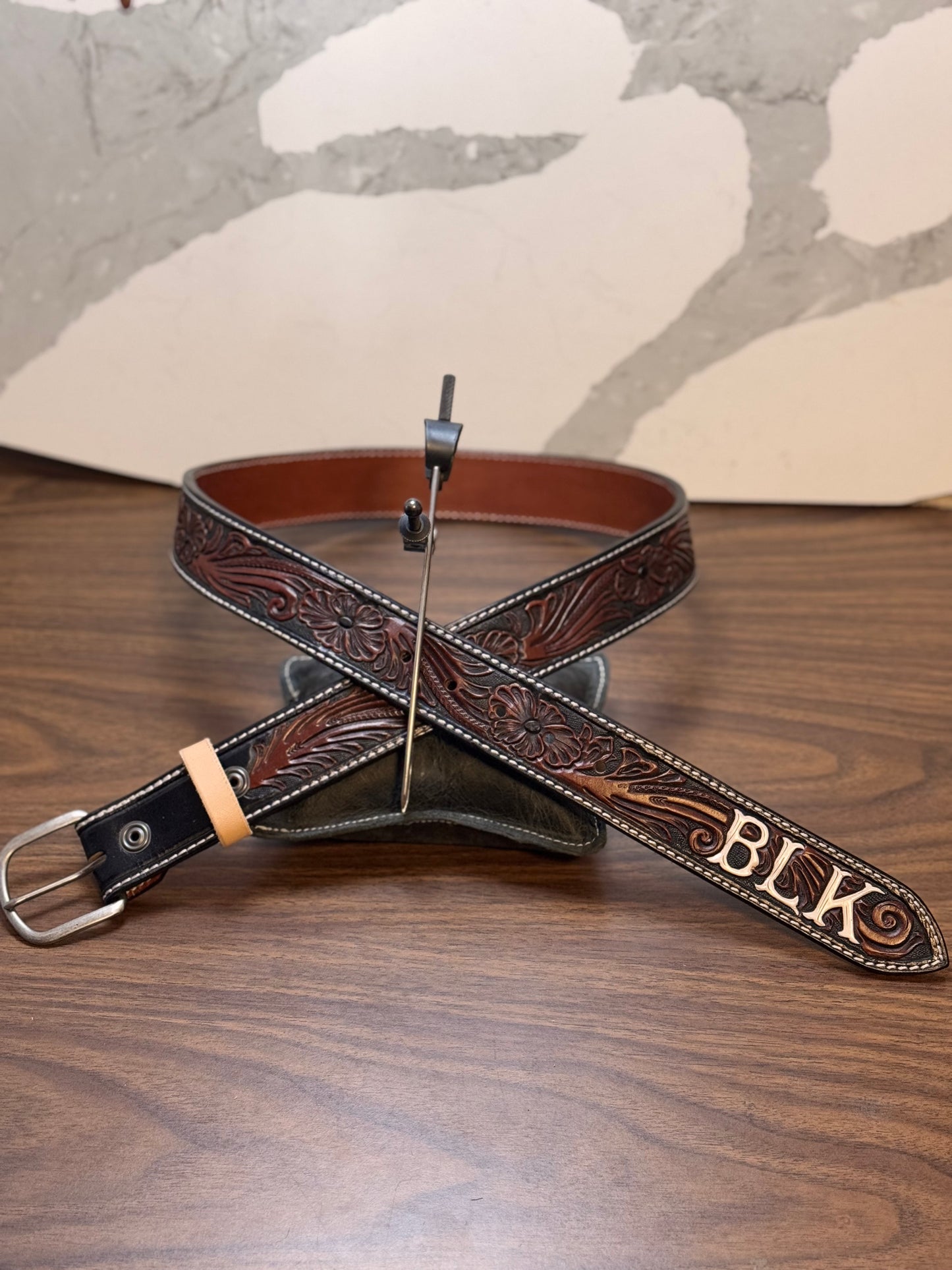 An application scenario or product detail of custom leather belts and buckles - Image 14