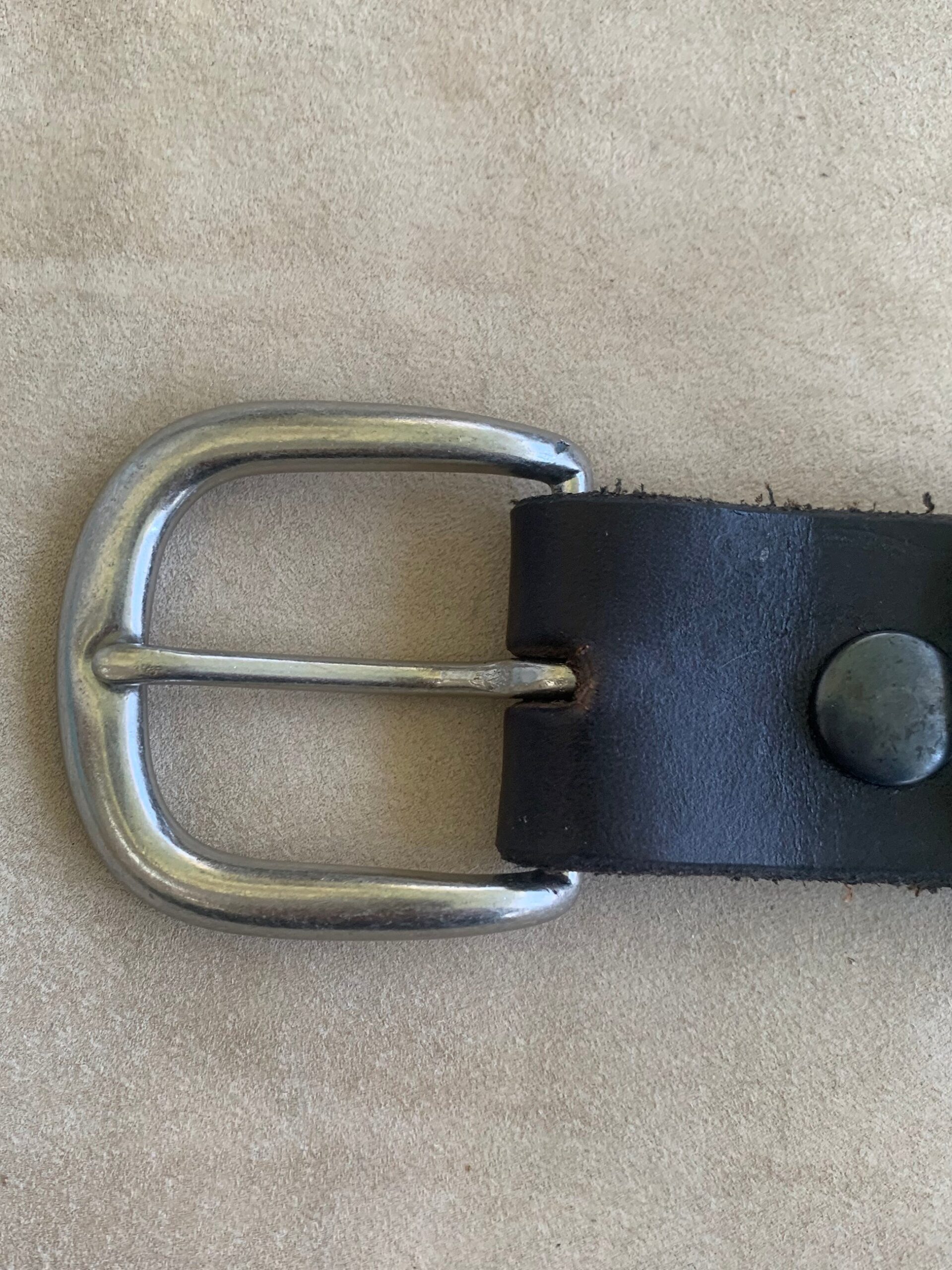 An application scenario or product detail of custom leather belts and buckles - Image 16
