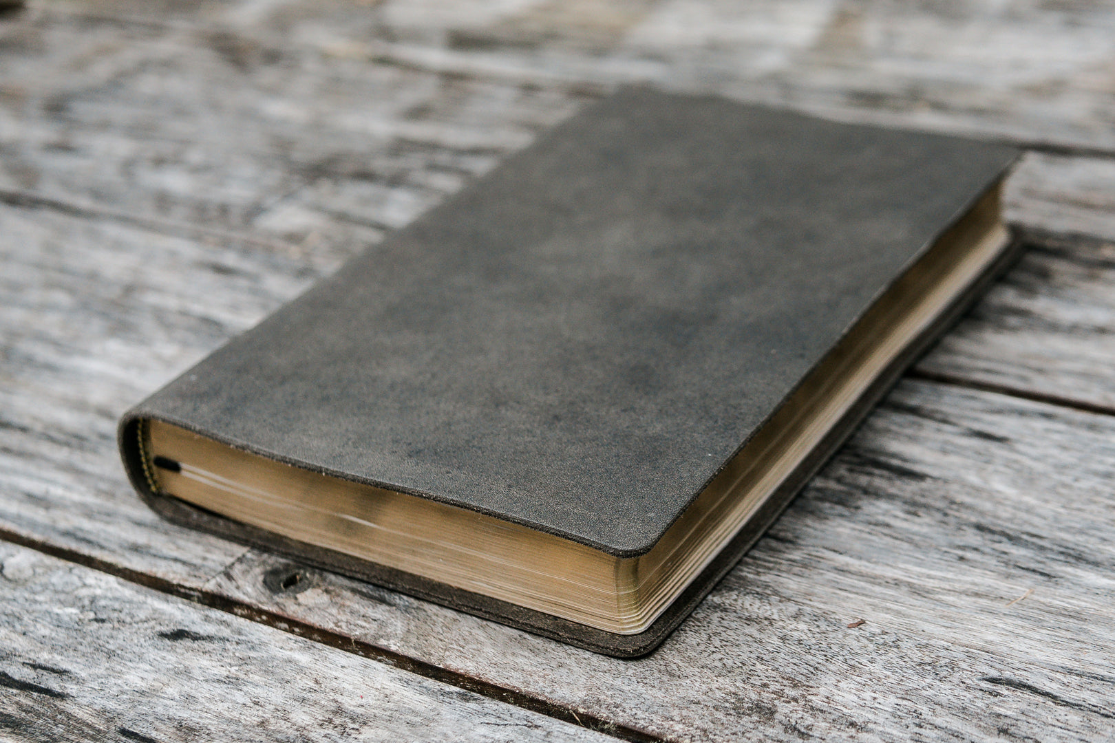 An application scenario or product detail of custom leather bible - Image 12