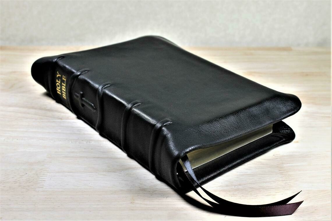 An application scenario or product detail of custom leather bible - Image 15