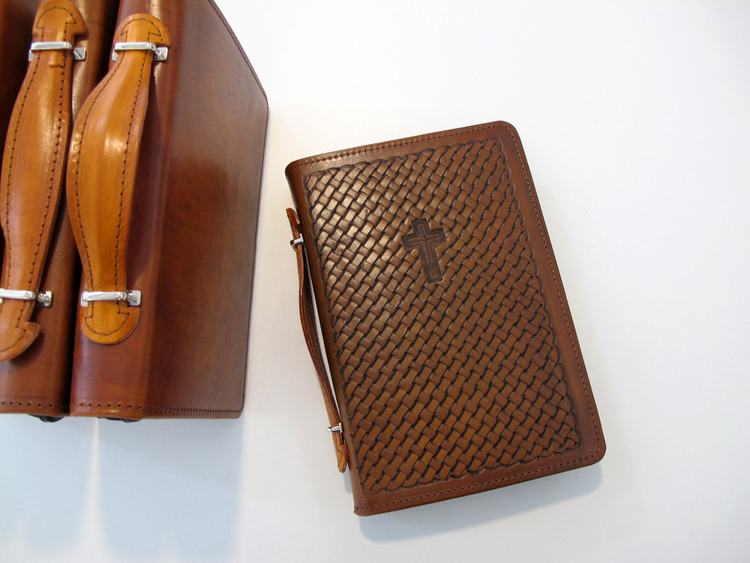 An application scenario or product detail of custom leather bible cases - Image 2