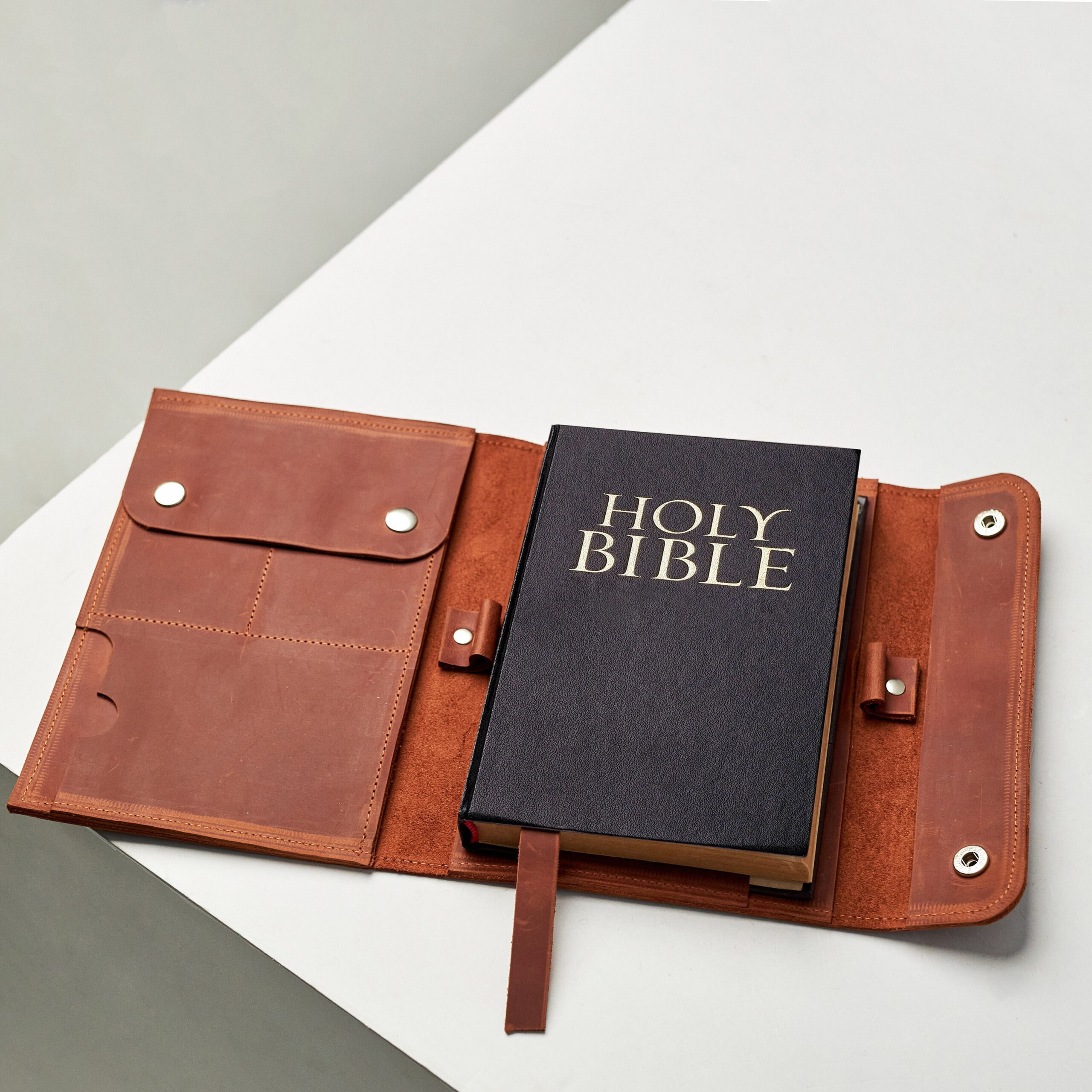 An application scenario or product detail of custom leather bible cases - Image 20