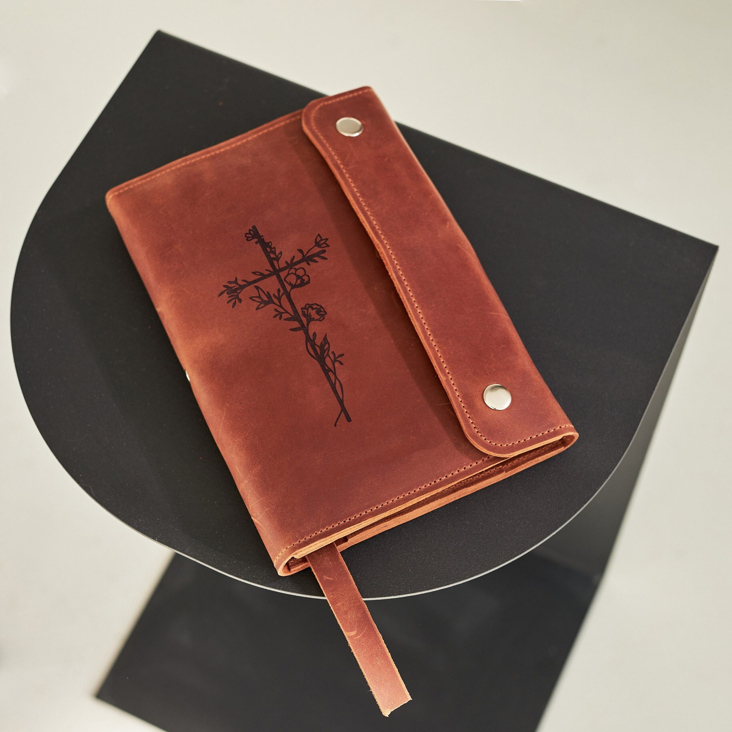 An application scenario or product detail of custom leather bible cases - Image 23