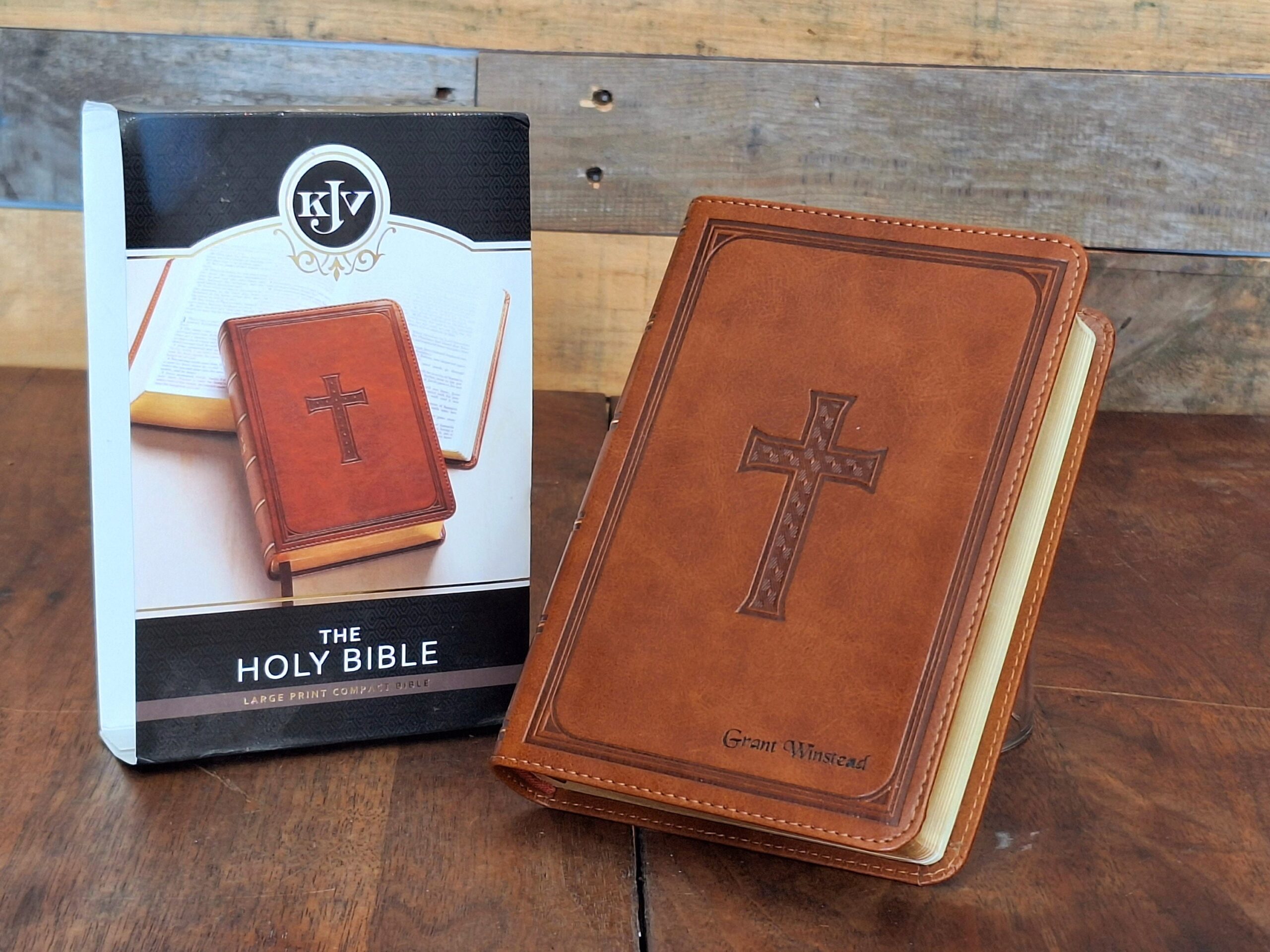 An application scenario or product detail of custom leather bibles - Image 18