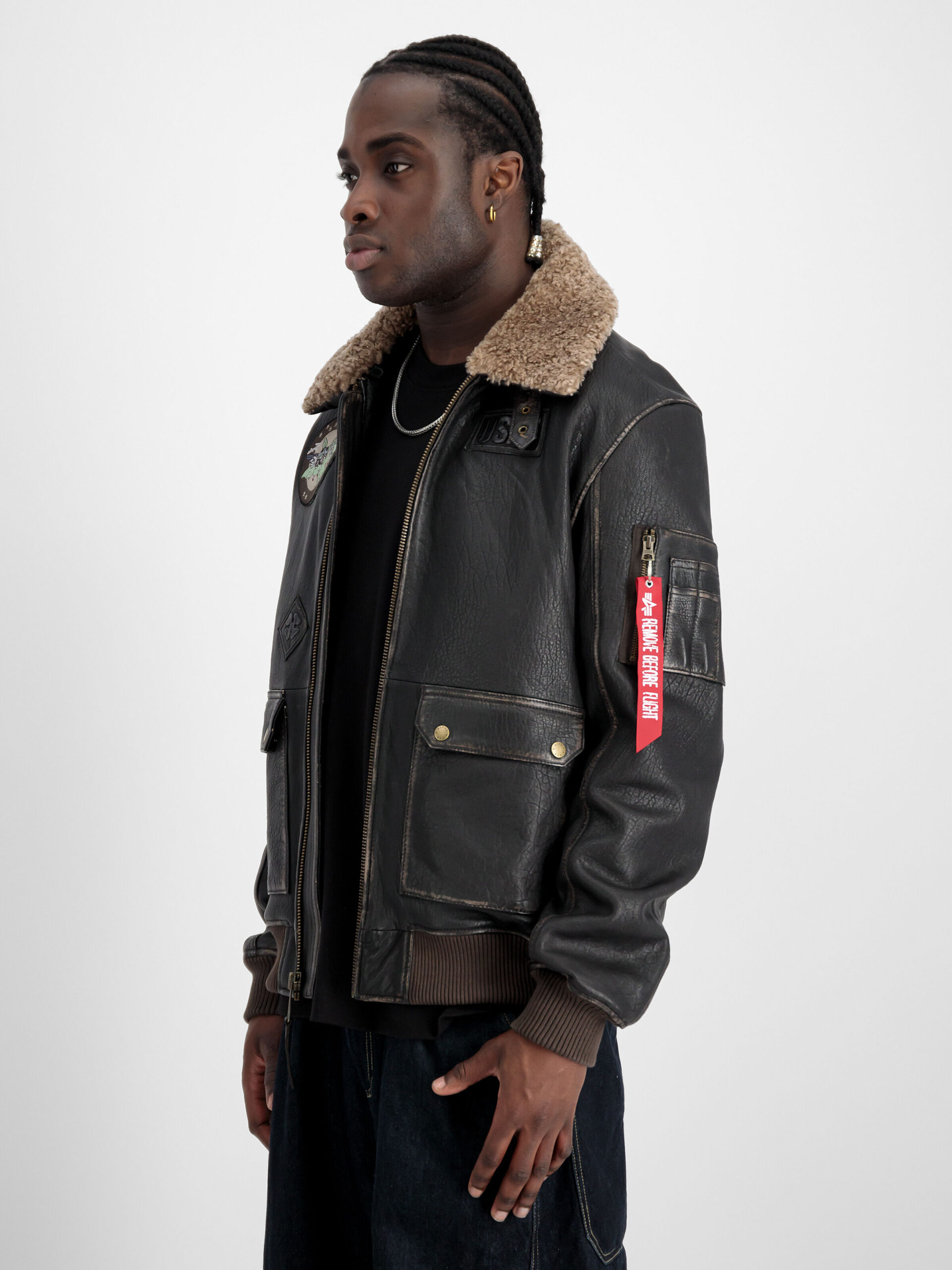 An application scenario or product detail of custom leather bomber jacket - Image 5