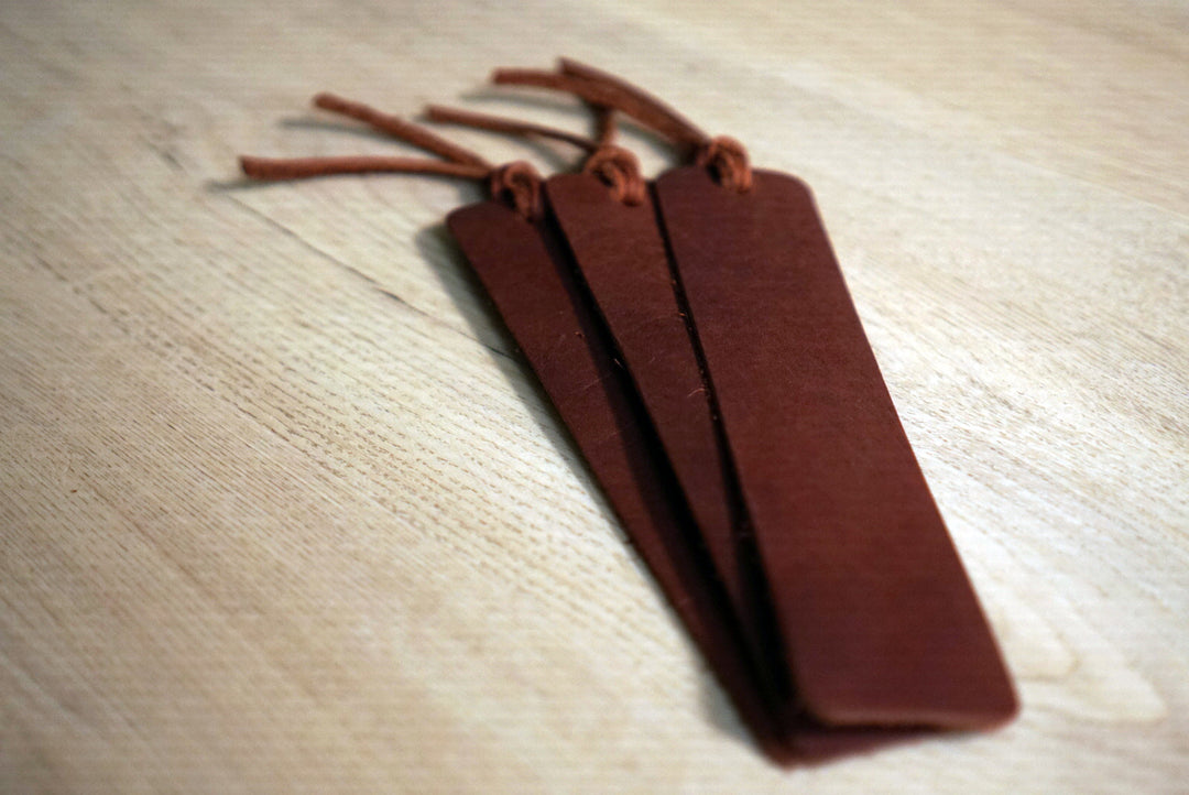 An application scenario or product detail of custom leather bookmarks - Image 12