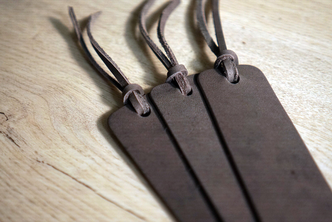 An application scenario or product detail of custom leather bookmarks - Image 17