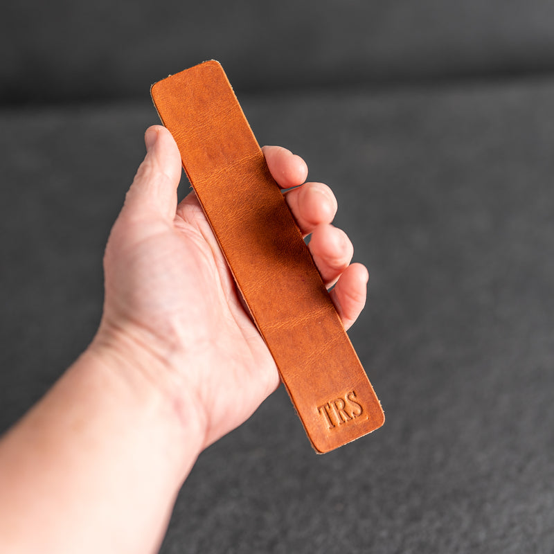 An application scenario or product detail of custom leather bookmarks - Image 21