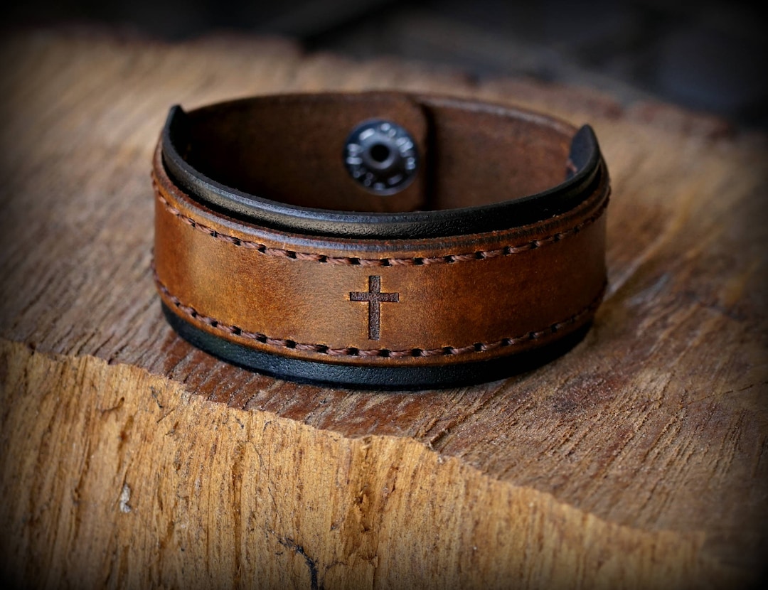An application scenario or product detail of custom leather bracelets for him - Image 4