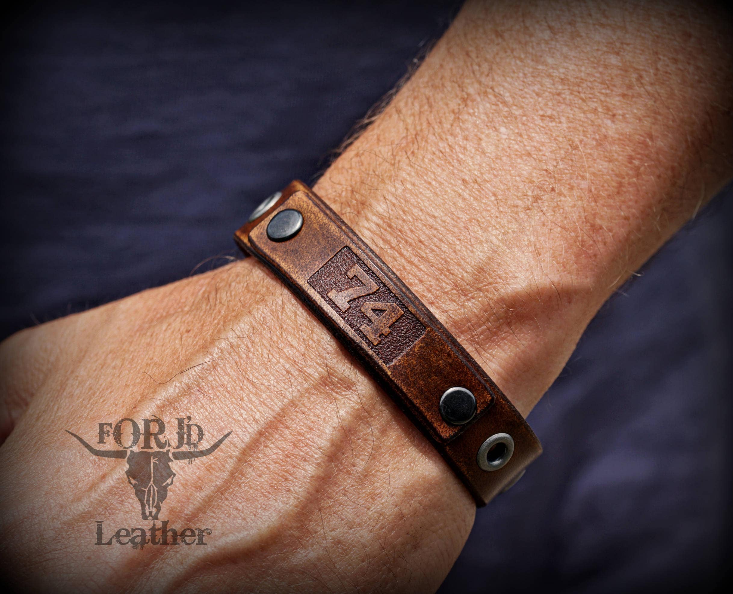 An application scenario or product detail of custom leather bracelets for him - Image 24