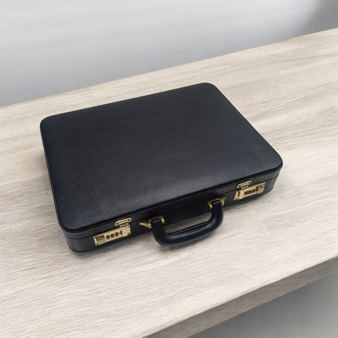 An application scenario or product detail of custom leather briefcase - Image 9