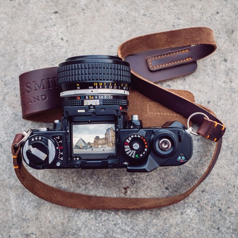 An application scenario or product detail of custom leather camera strap - Image 4