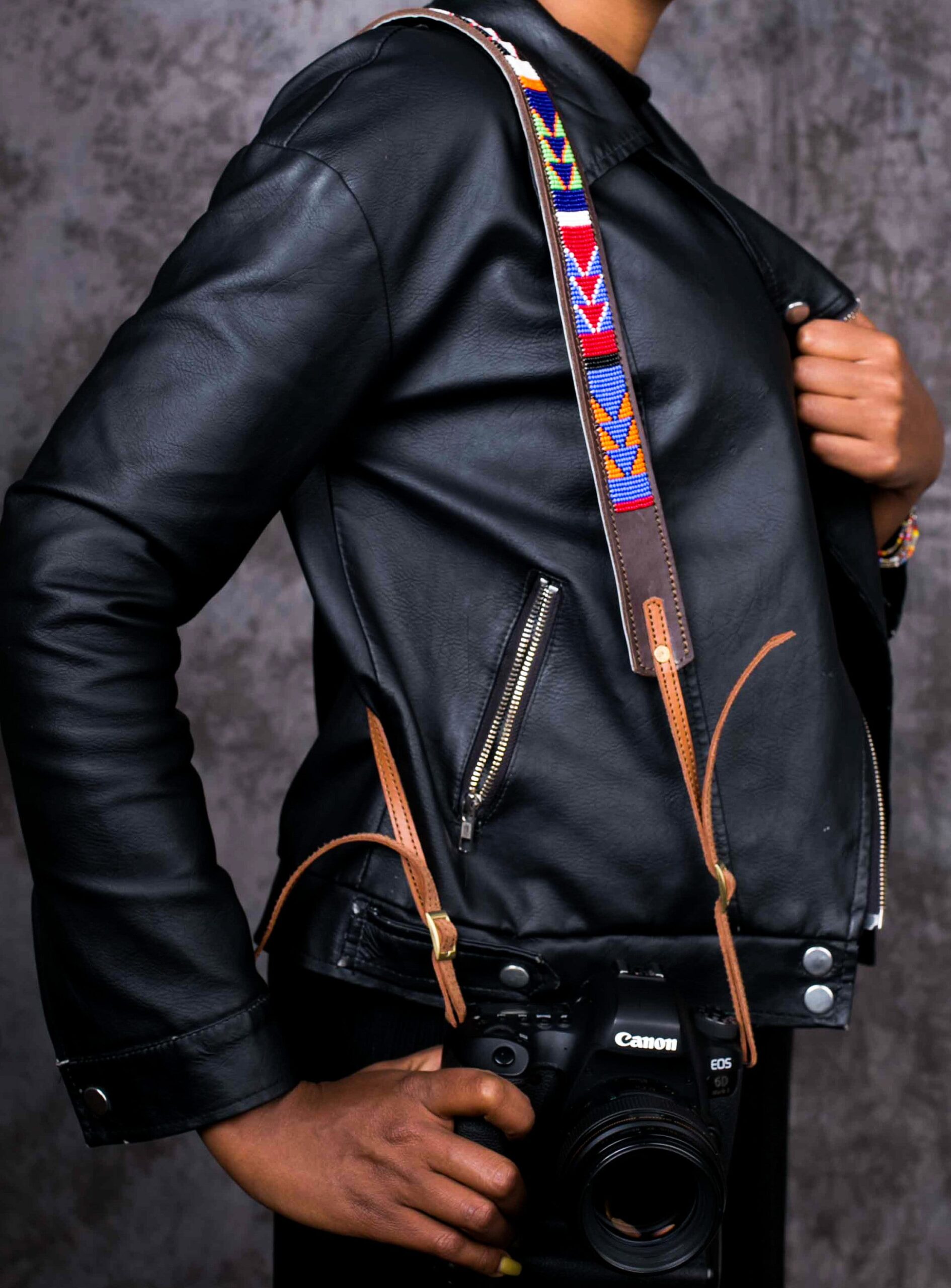 An application scenario or product detail of custom leather camera strap - Image 7