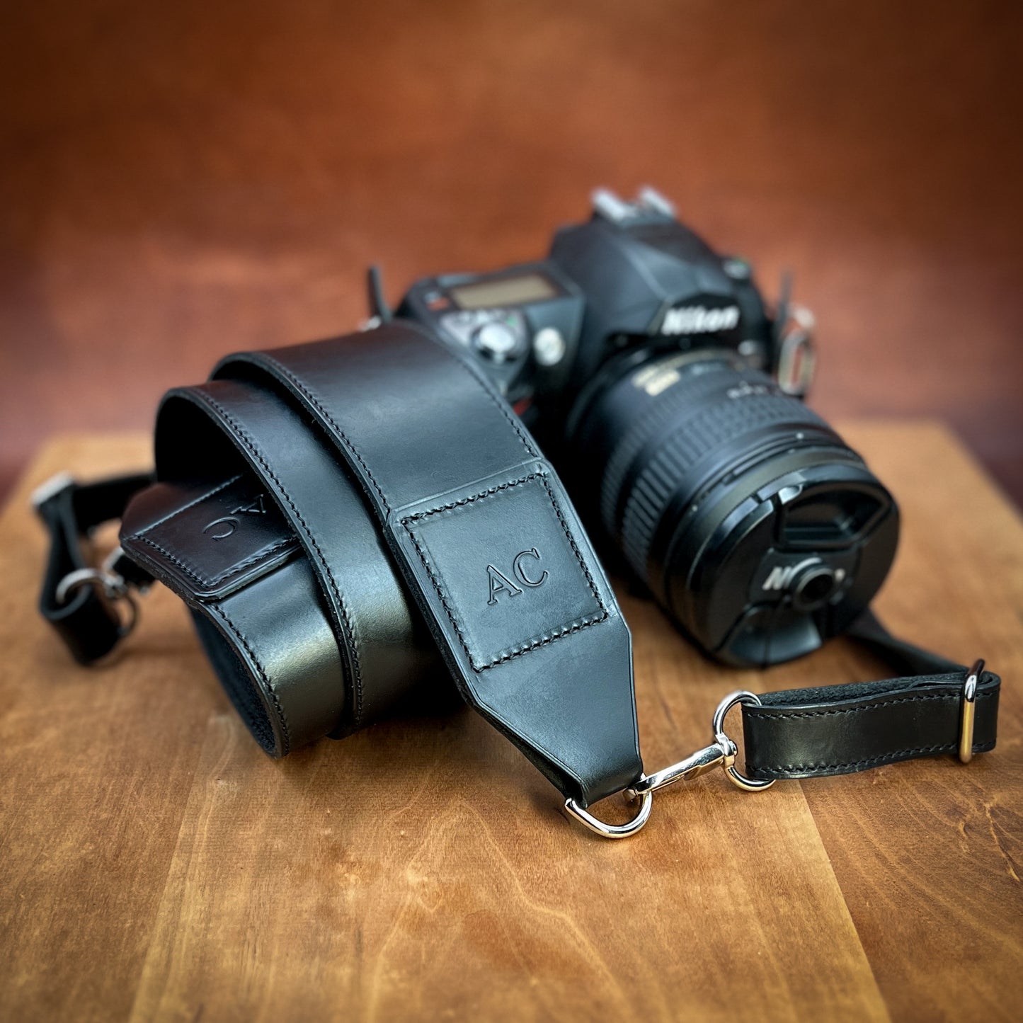 An application scenario or product detail of custom leather camera strap - Image 14