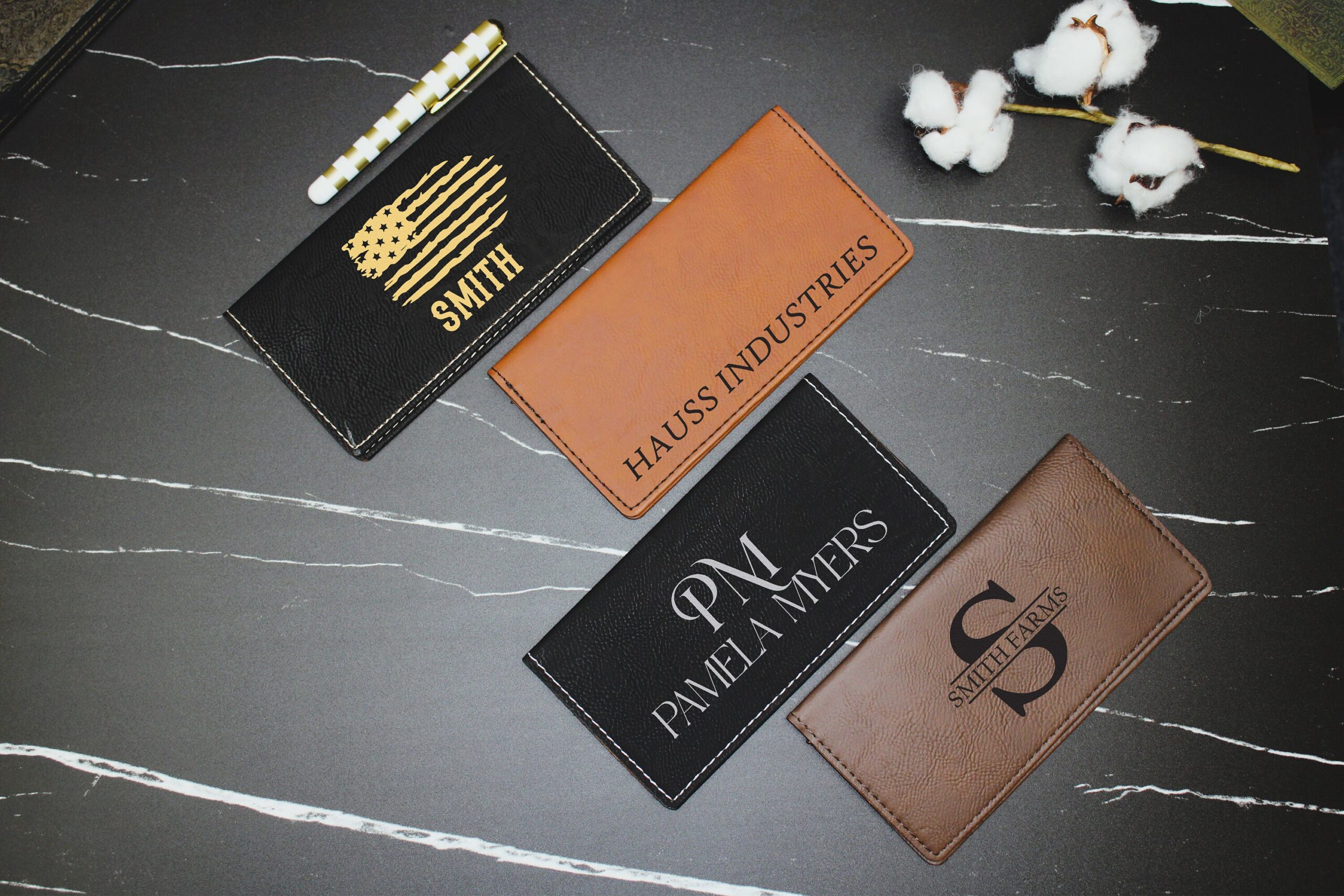 An application scenario or product detail of custom leather checkbook covers - Image 19