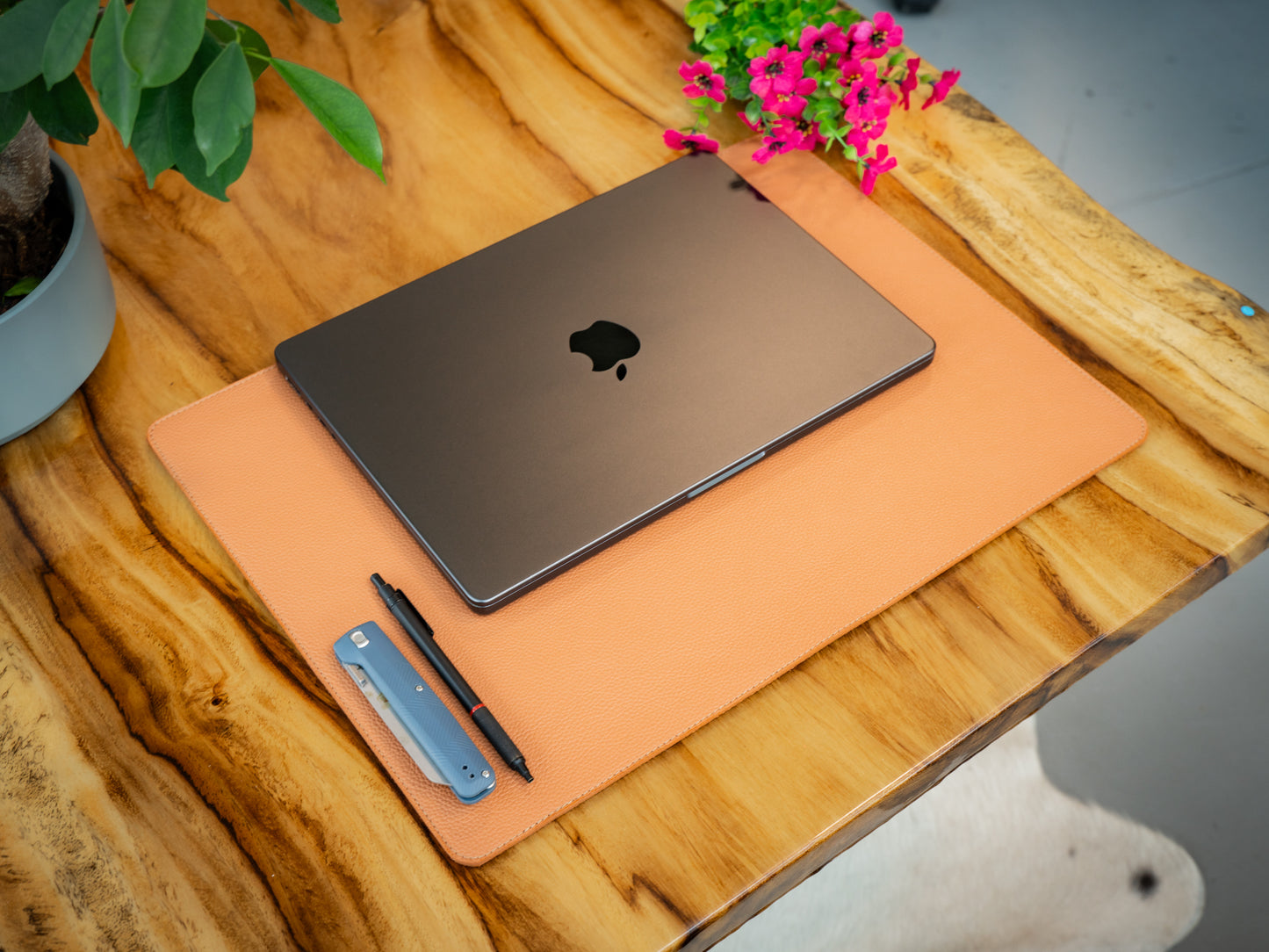 An application scenario or product detail of custom leather desk mat - Image 21