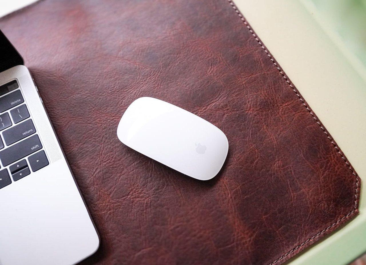 An application scenario or product detail of custom leather desk pad - Image 11