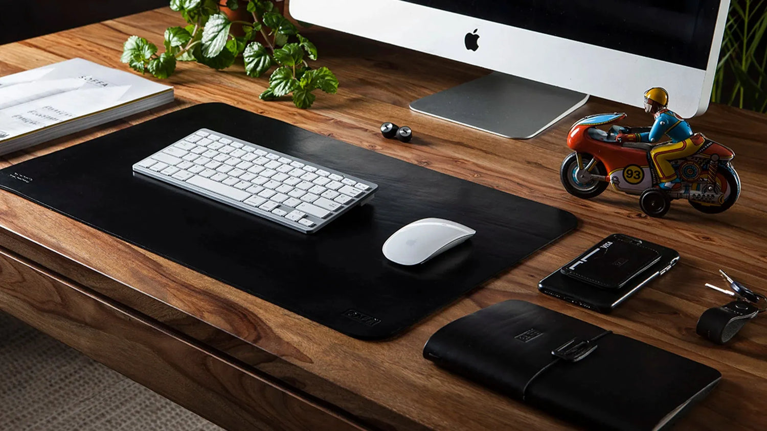 An application scenario or product detail of custom leather desk pad - Image 12