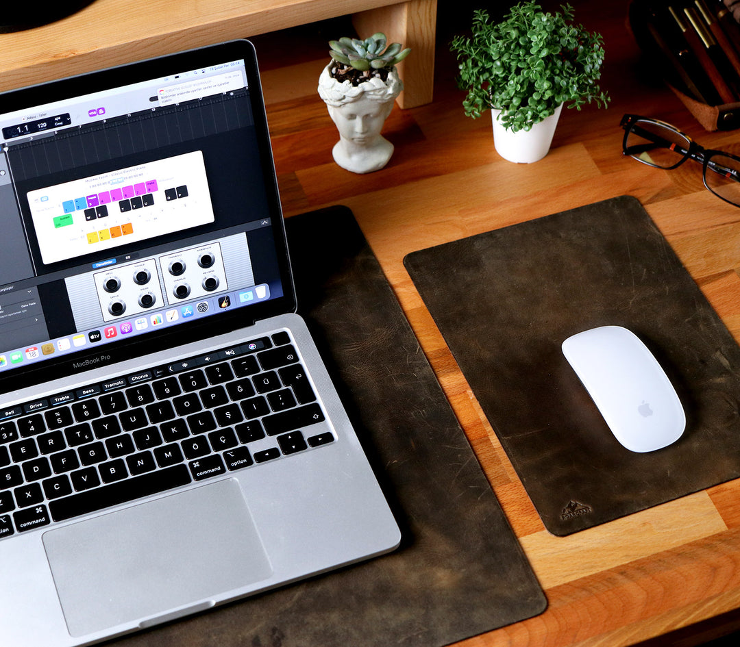 An application scenario or product detail of custom leather desk pad - Image 19