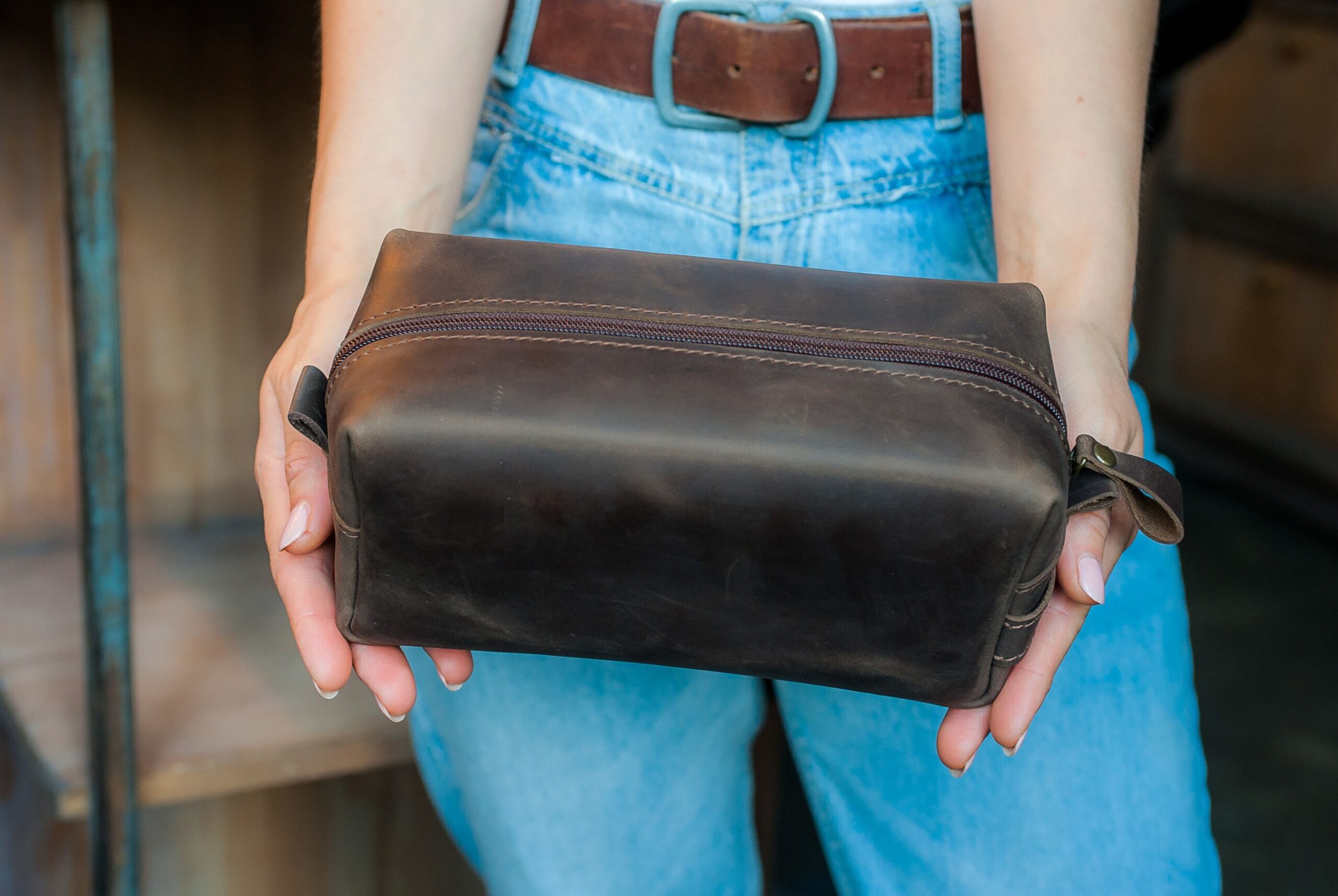 An application scenario or product detail of custom leather dopp kit - Image 2