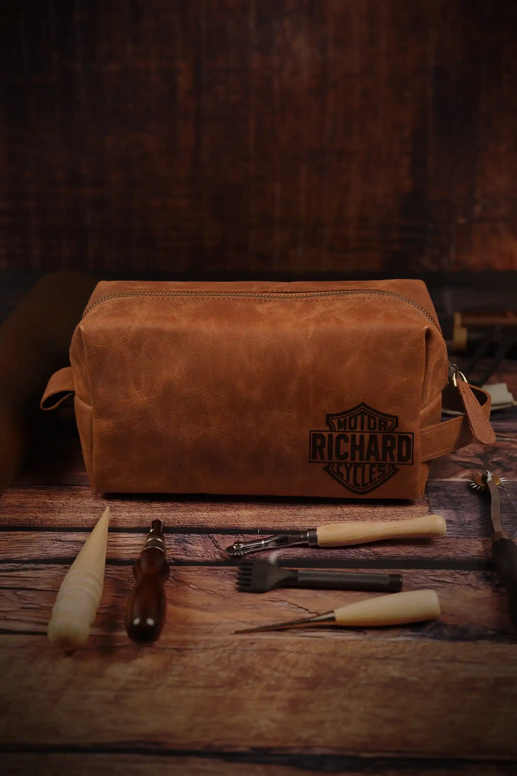 An application scenario or product detail of custom leather dopp kit - Image 10