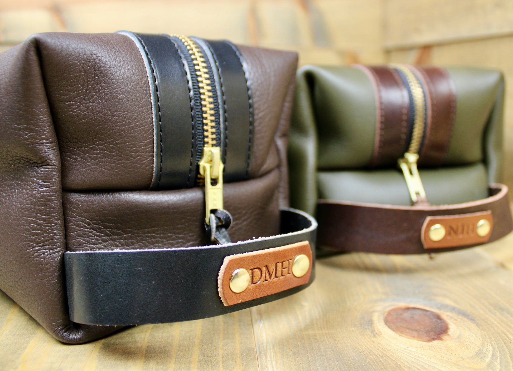 An application scenario or product detail of custom leather dopp kit - Image 11
