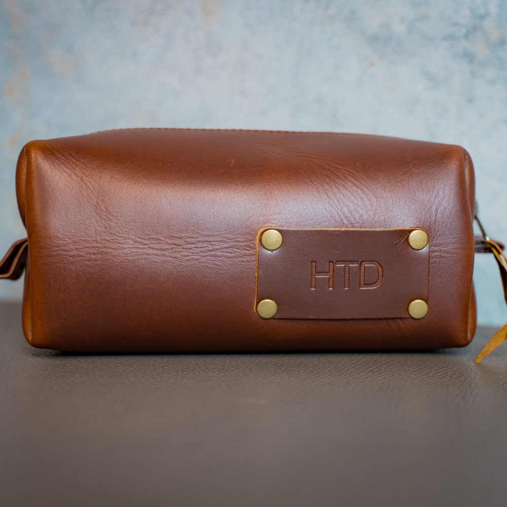 An application scenario or product detail of custom leather dopp kit - Image 14