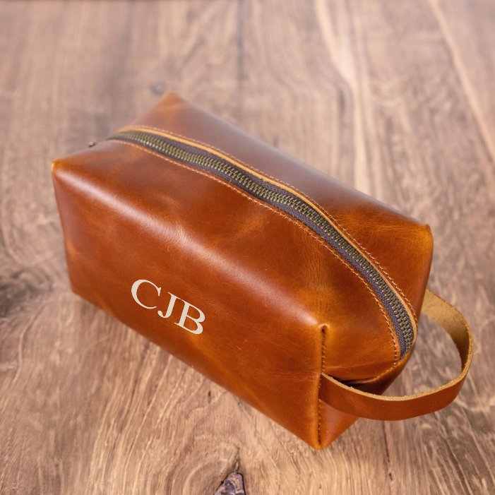 An application scenario or product detail of custom leather dopp kit - Image 17