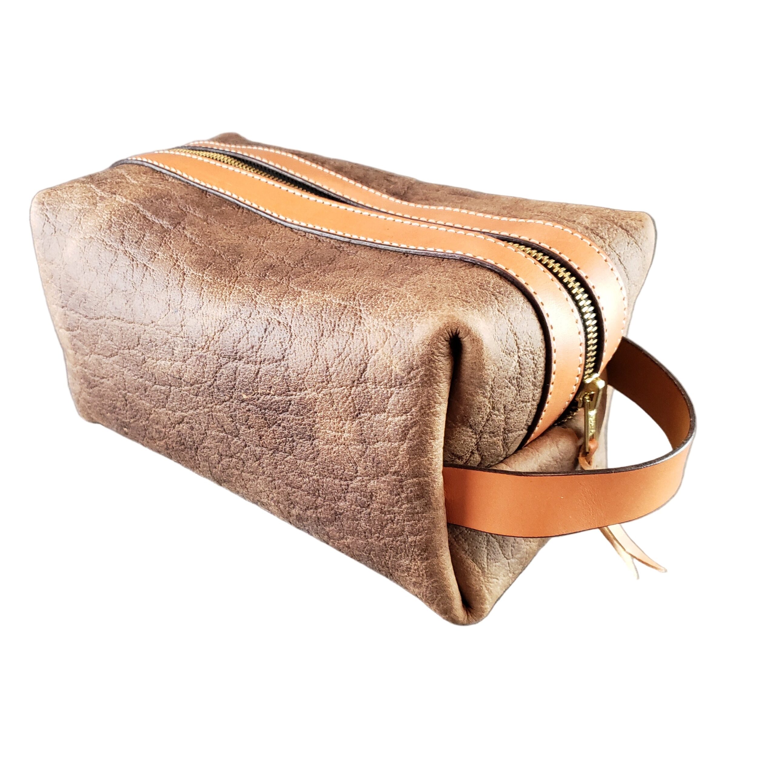 An application scenario or product detail of custom leather dopp kit - Image 18