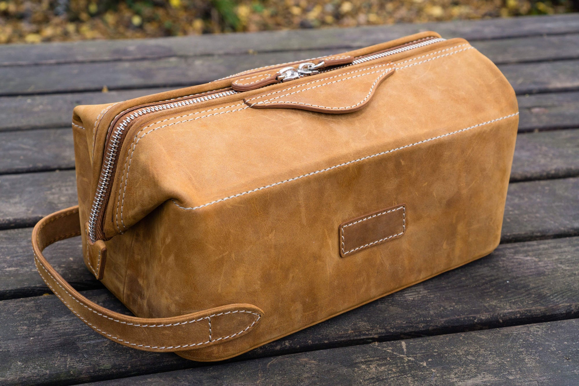 An application scenario or product detail of custom leather dopp kit - Image 20