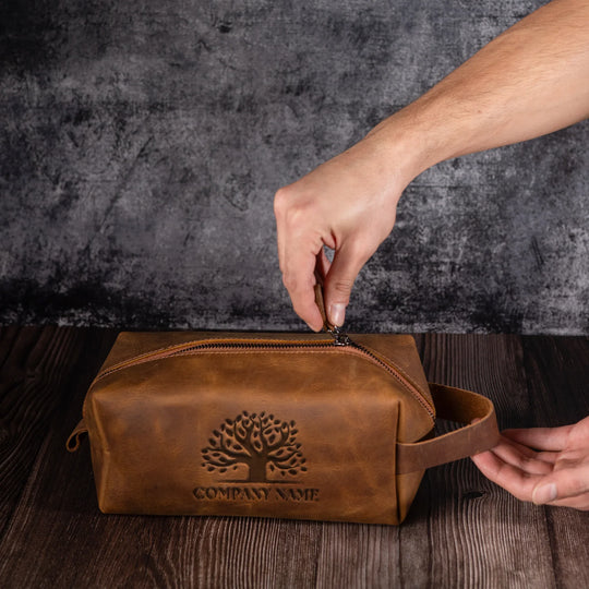 An application scenario or product detail of custom leather dopp kit - Image 23