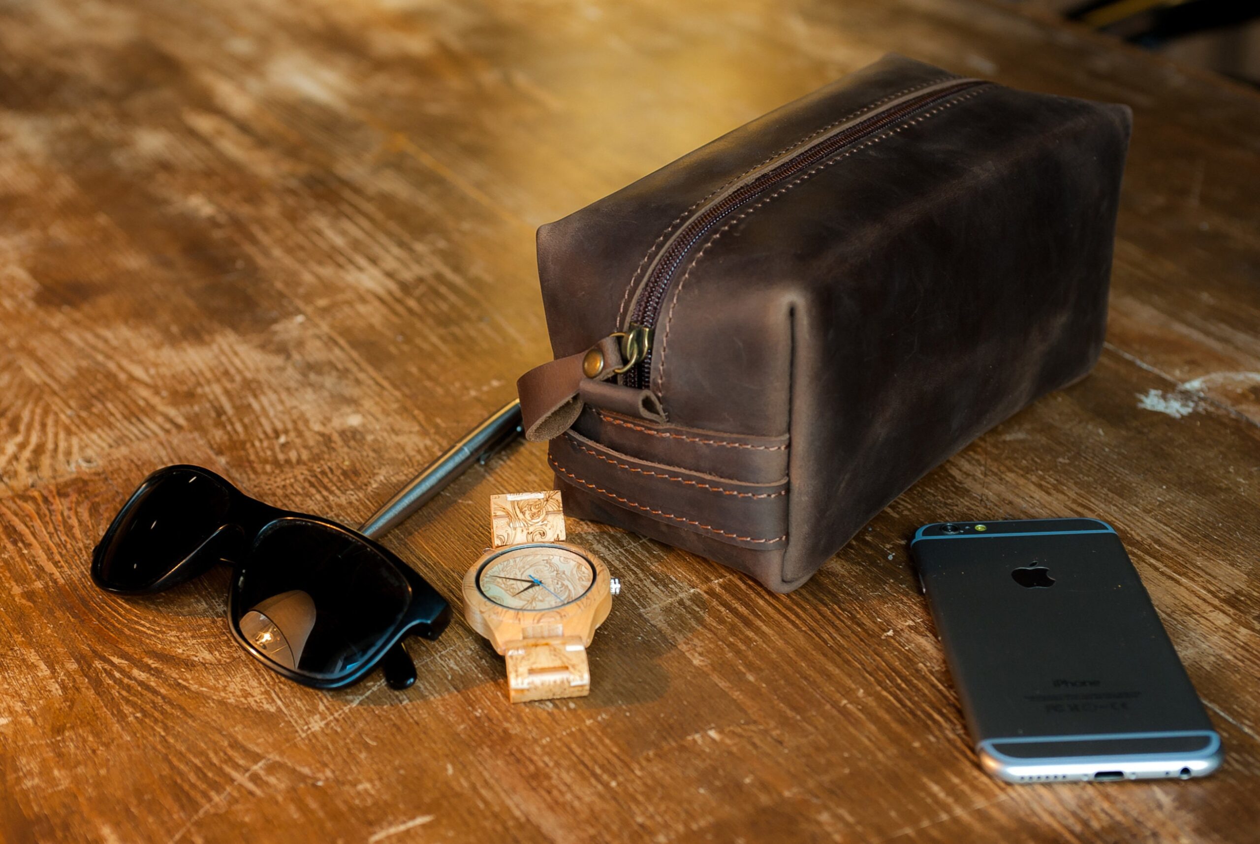 An application scenario or product detail of custom leather dopp kit - Image 24