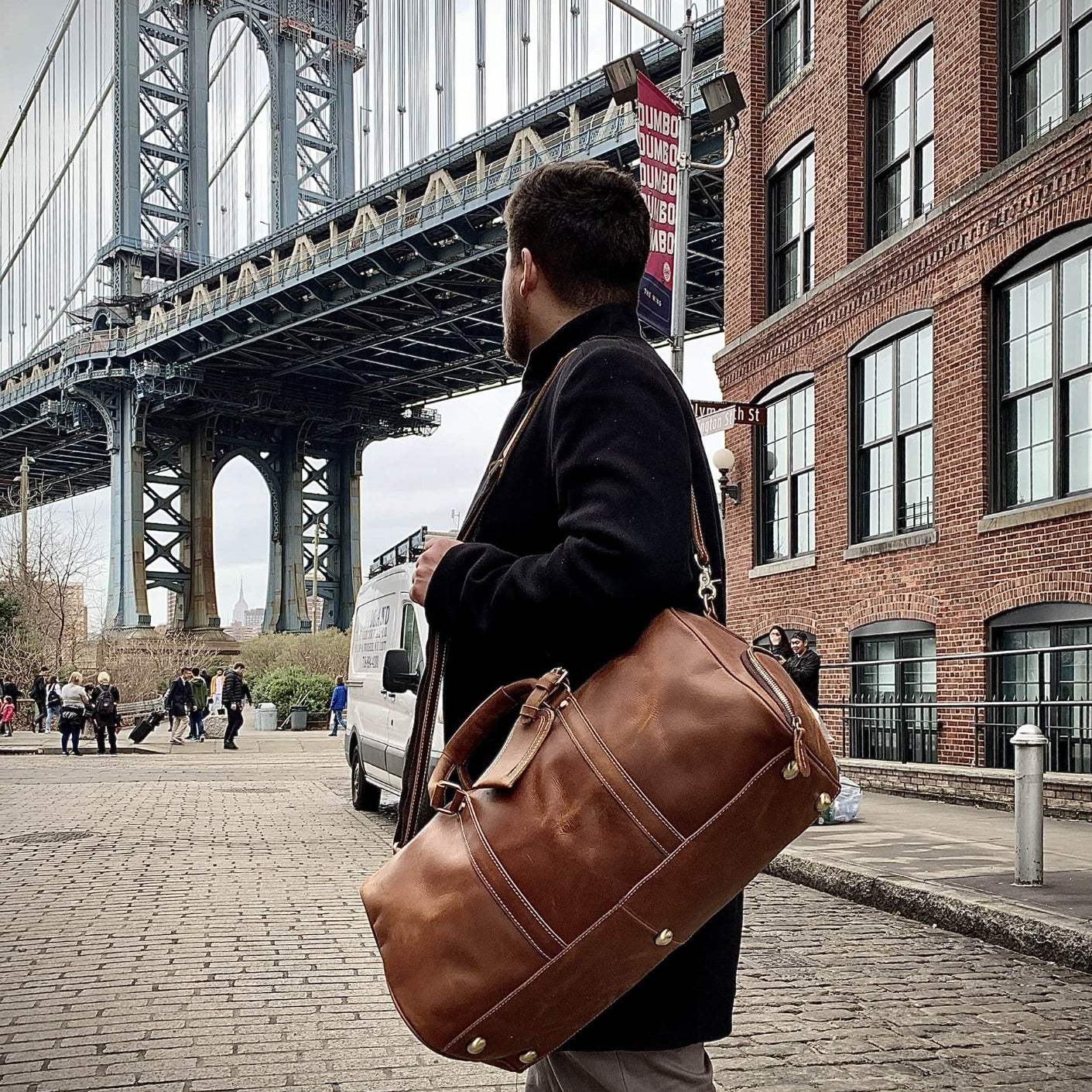 An application scenario or product detail of custom leather duffle bags - Image 4