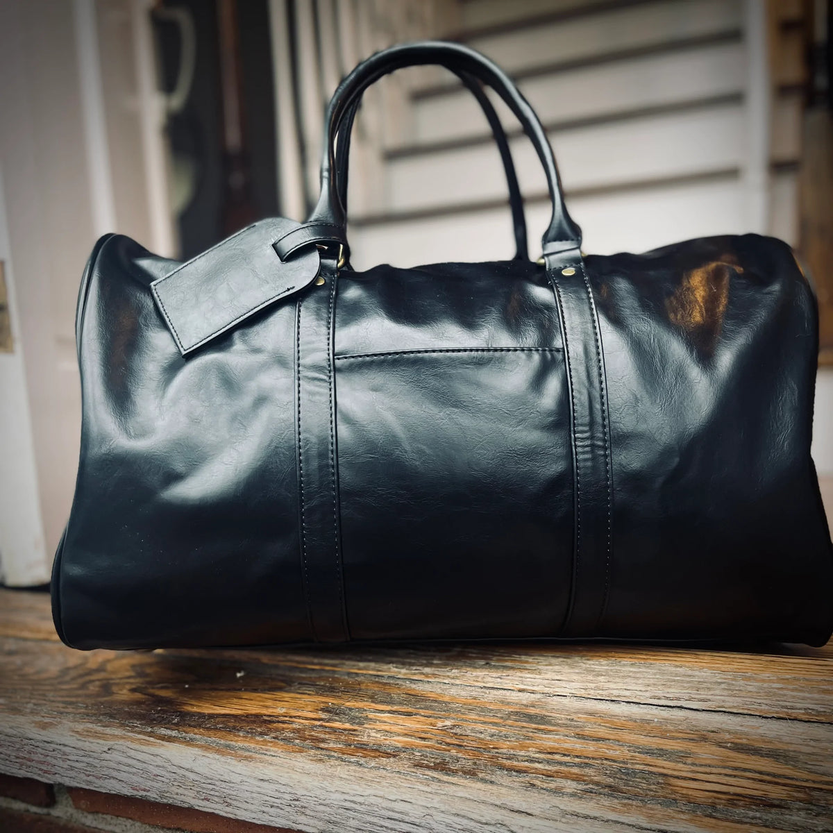 An application scenario or product detail of custom leather duffle bags - Image 9