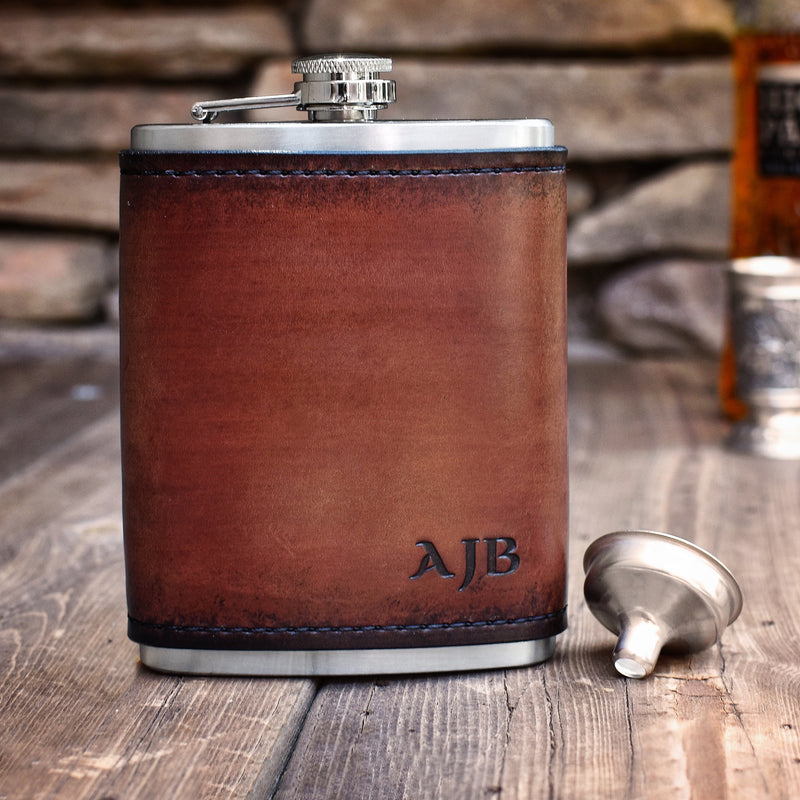 An application scenario or product detail of custom leather flask - Image 5