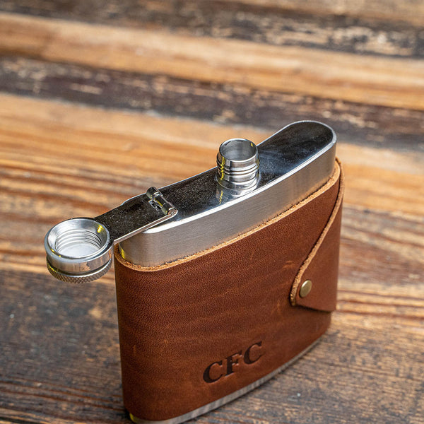 An application scenario or product detail of custom leather flask - Image 8