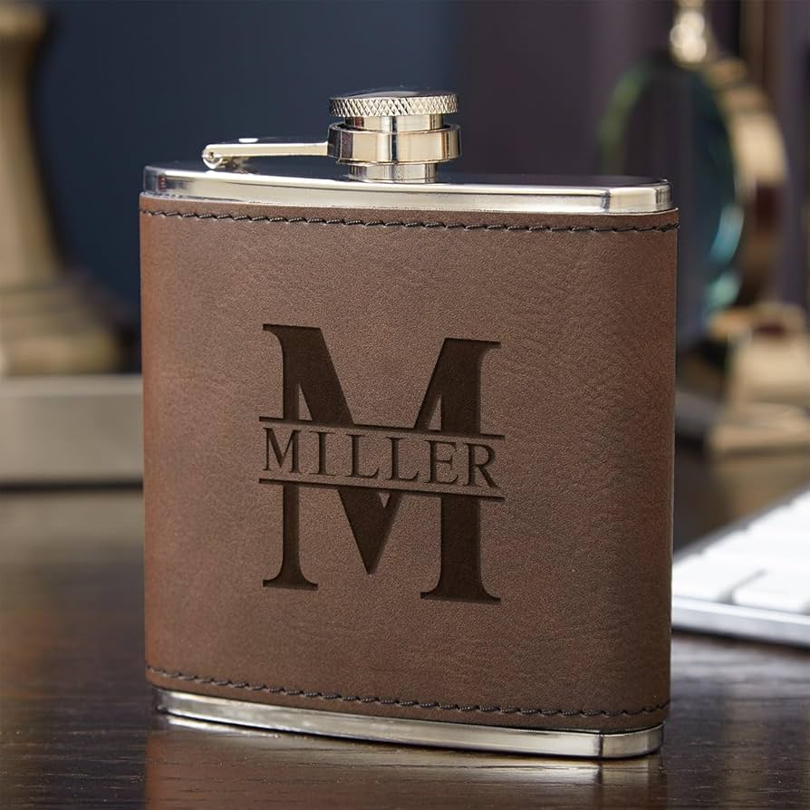 An application scenario or product detail of custom leather flask - Image 9