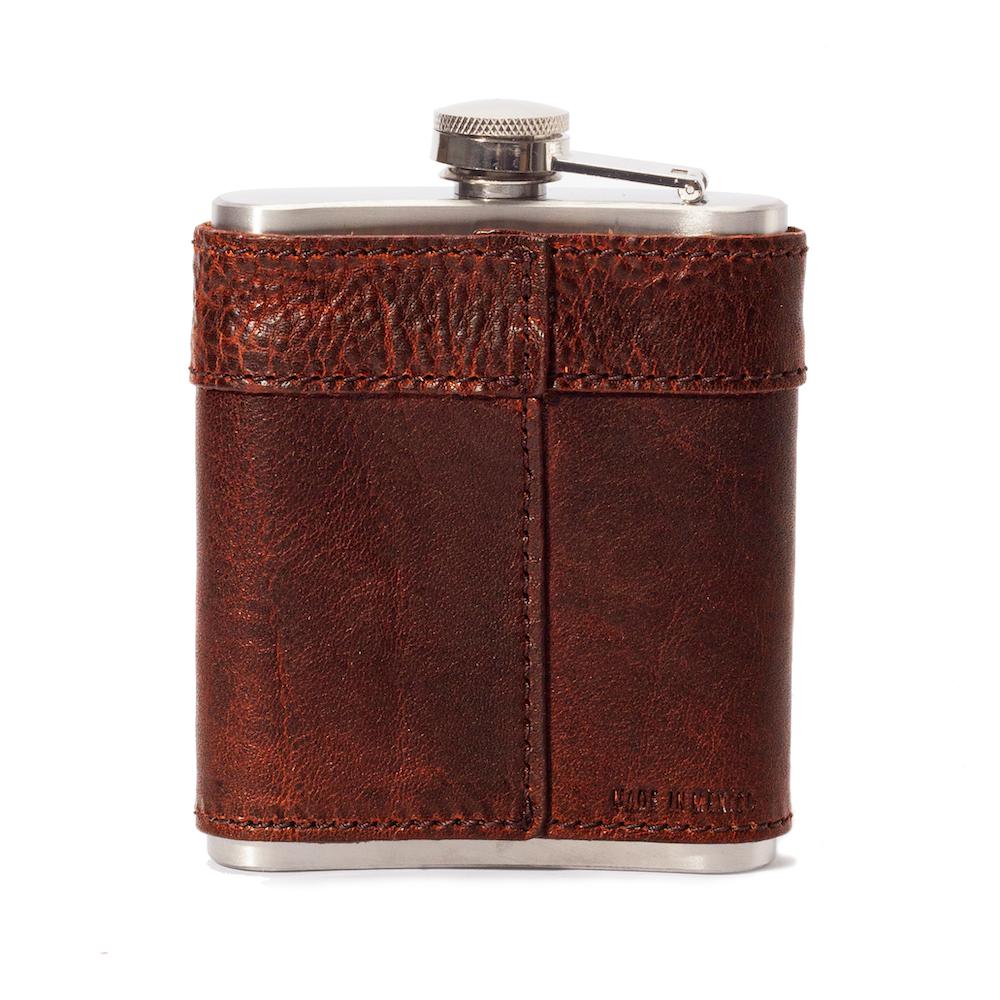 An application scenario or product detail of custom leather flask - Image 14