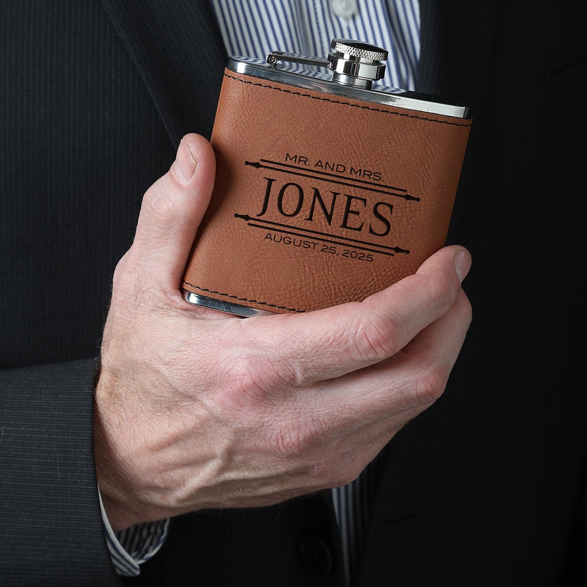 An application scenario or product detail of custom leather flask - Image 19