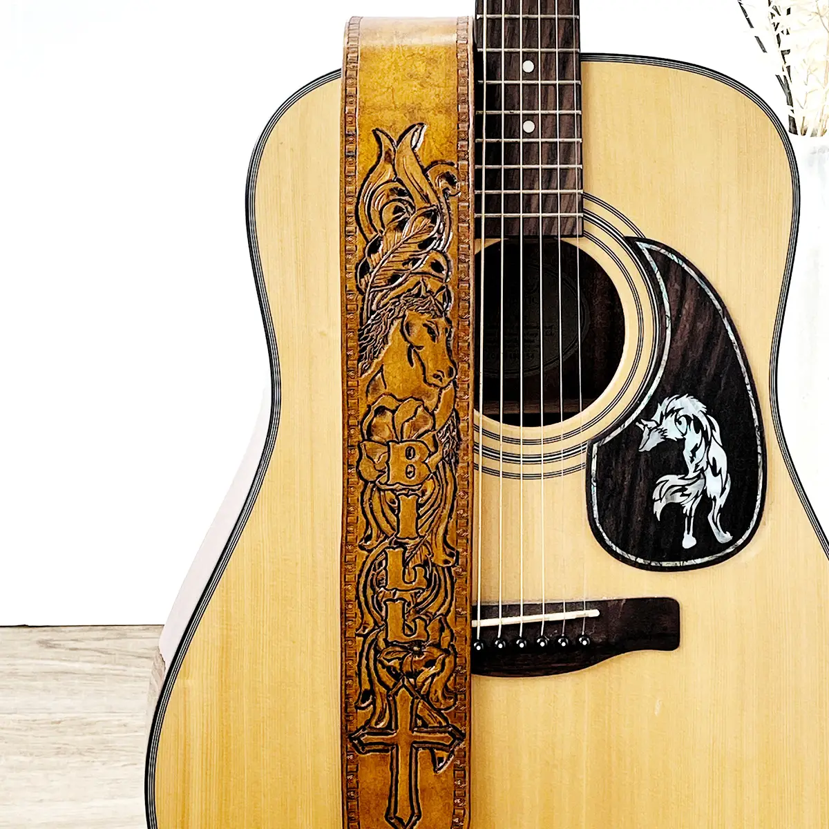 An application scenario or product detail of custom leather guitar straps - Image 13