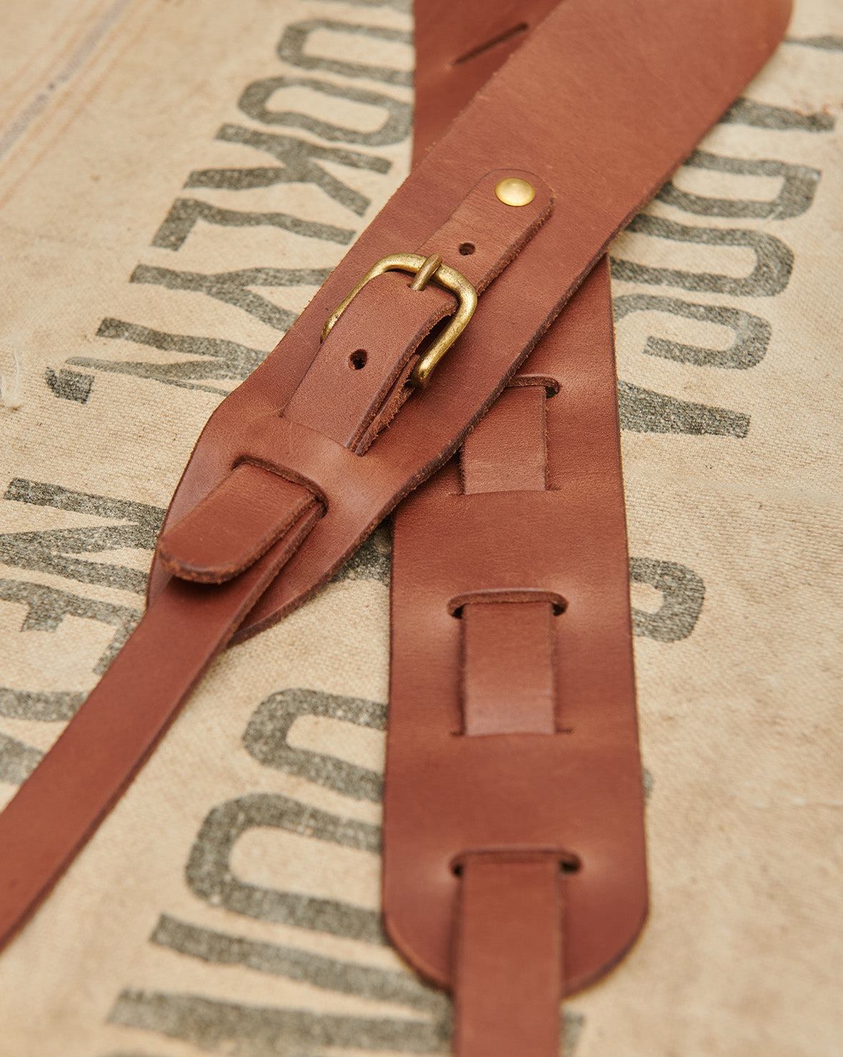 An application scenario or product detail of custom leather guitar straps - Image 17