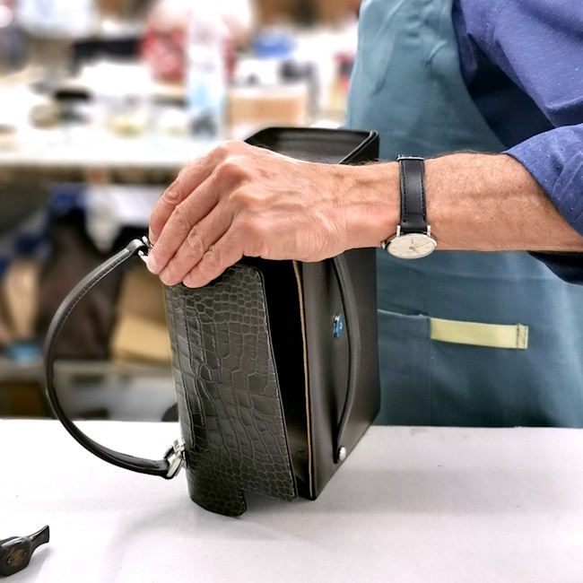 An application scenario or product detail of custom leather handbags - Image 20