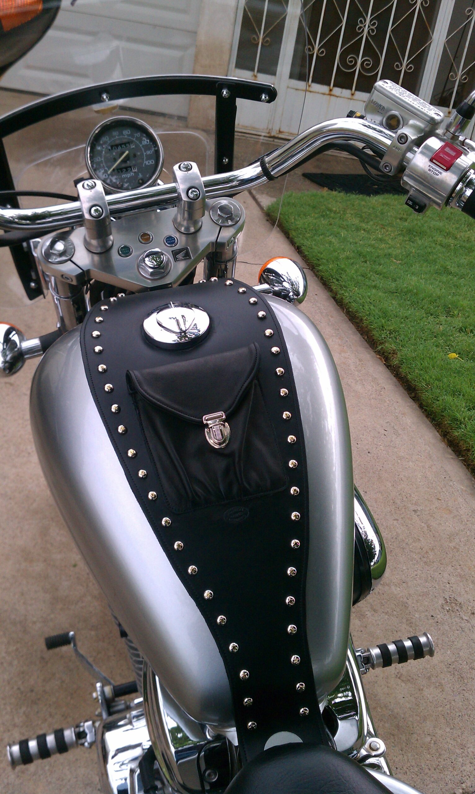 An application scenario or product detail of custom leather harley tank bibs - Image 18
