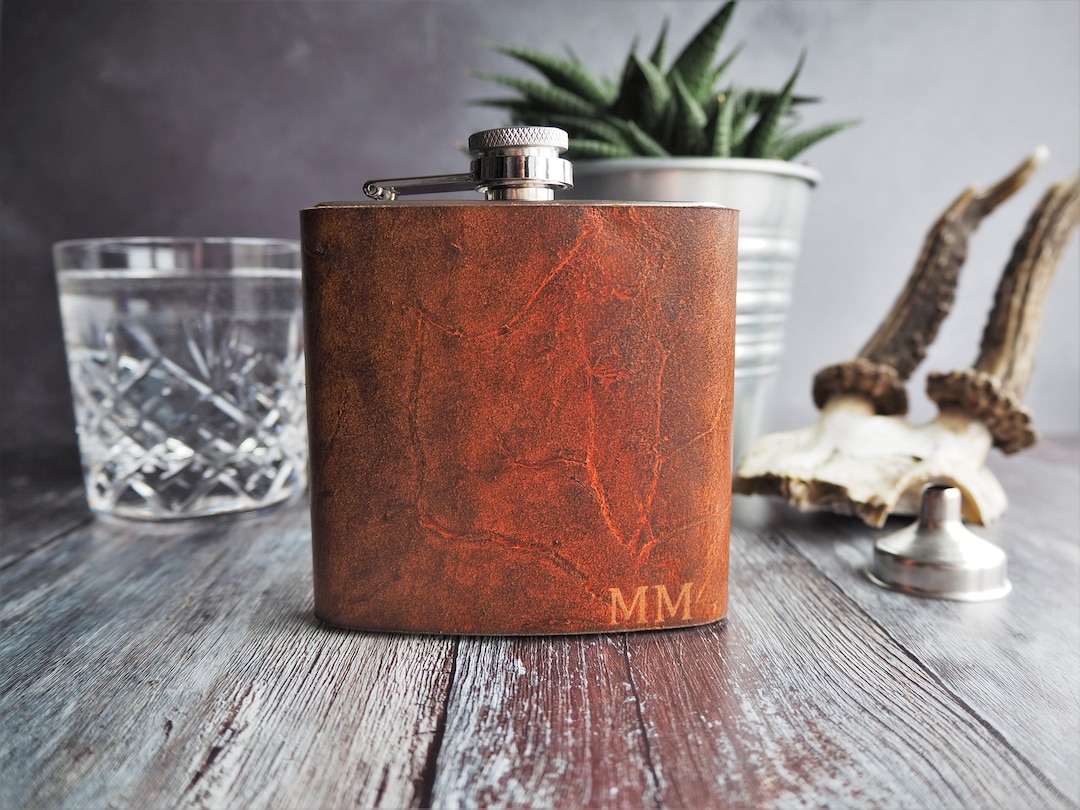 An application scenario or product detail of custom leather hip flask - Image 1