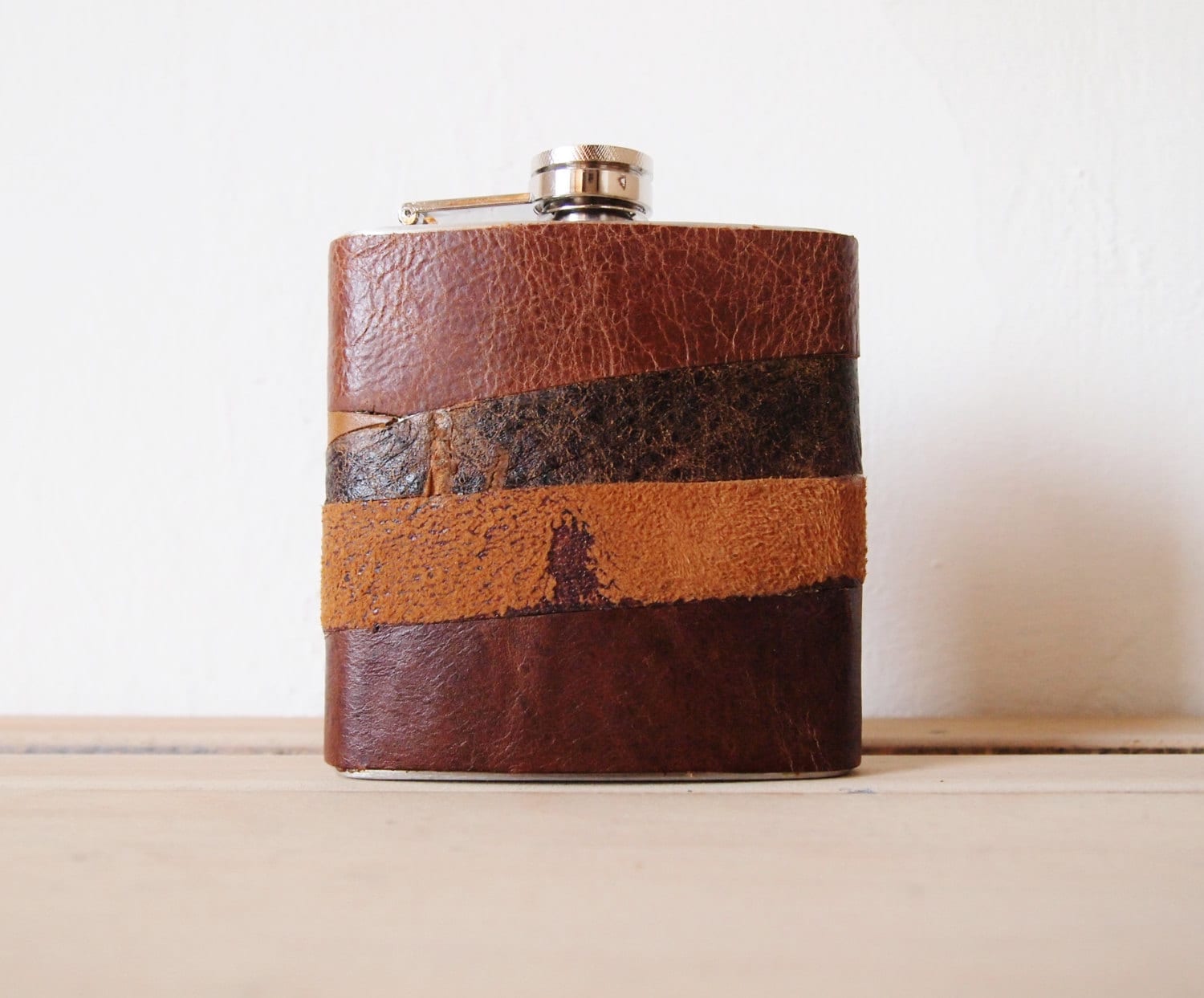 An application scenario or product detail of custom leather hip flask - Image 2