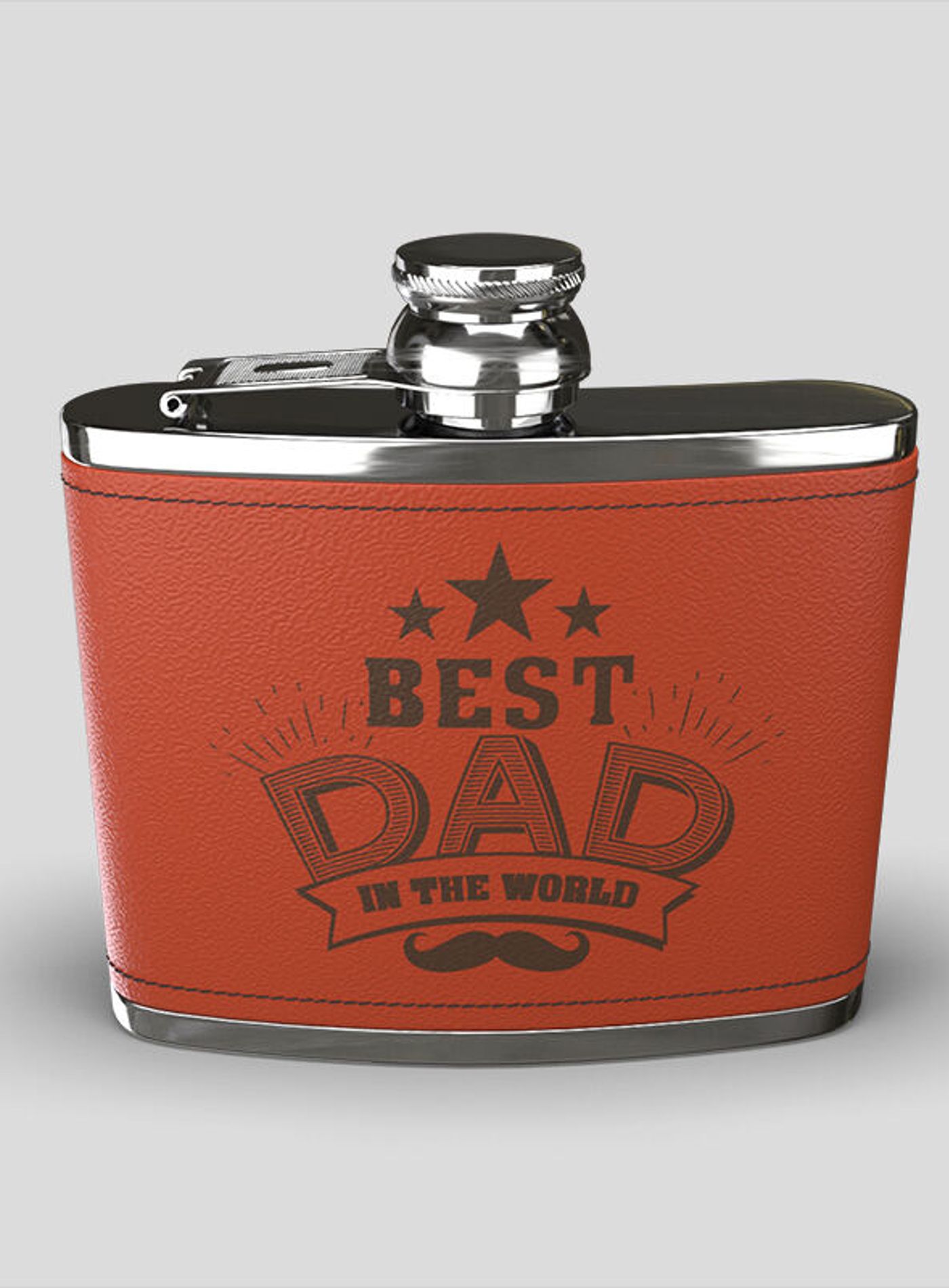 An application scenario or product detail of custom leather hip flask - Image 3