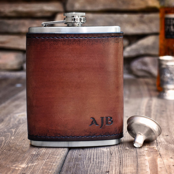 An application scenario or product detail of custom leather hip flask - Image 14