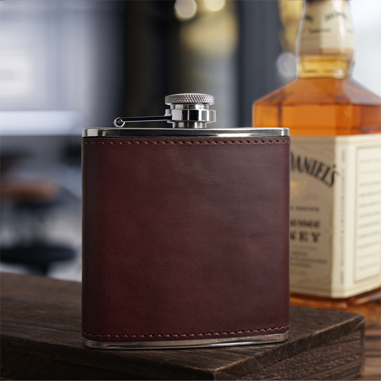 An application scenario or product detail of custom leather hip flask - Image 19